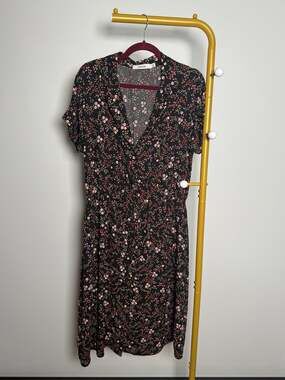 JustFab Black Ditsy Floral Short Sleeve Button-Down Maxi Dress with Pockets